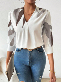 Camisa Feminina Meia Manga Estampada Decote V